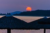 stray-sonnenschirme-am-strand-mit-orangen-sonnenuntergang-im-hintergrund.jpg?b=1&s=170x170&k=20&c=05AT6yodzJBaOEAIbv-9rPkfSDOnrZ8qoQRJBxJRzMs=