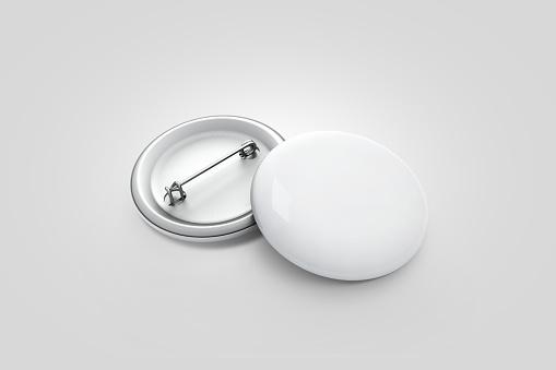 Maqueta de pila de insignia de botón blanco en blanco, aislada en gris, photo