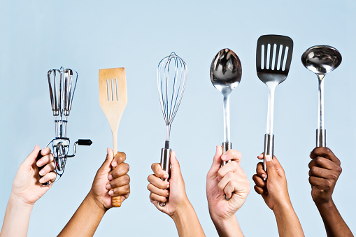 Seis manos mixtas sosteniendo utensilios de cocina: ¡maestros chefs en espera! photo