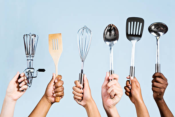 seis mãos mistas de mãos segurando utensílios de cozinha: chefs mestre em espera! - chef’s utensils - fotografias e filmes do acervo