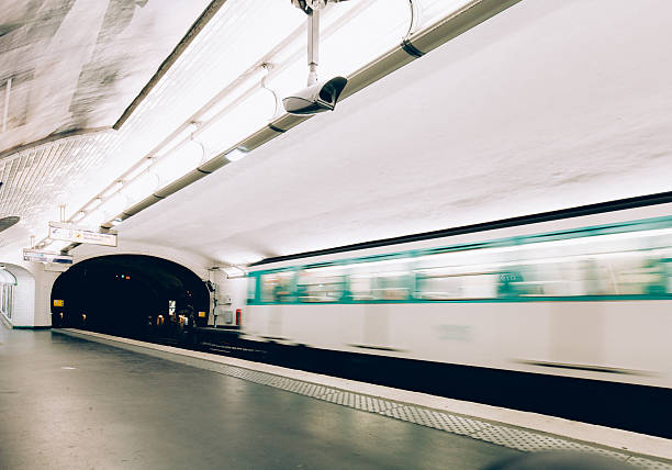 metrô de paris - blurred motion street car green - fotografias e filmes do acervo