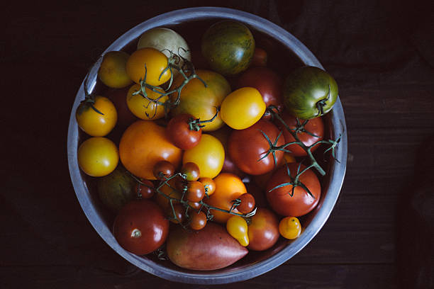 有機自家製の新鮮な夏の農産物 - heirloom tomato homegrown produce tomato organic ストックフォトと画像