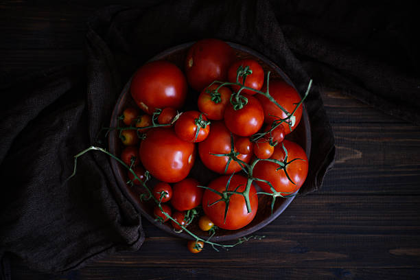 bio hausgemachte frische sommertomaten - tomato beefsteak tomato heirloom tomato pink stock-fotos und bilder