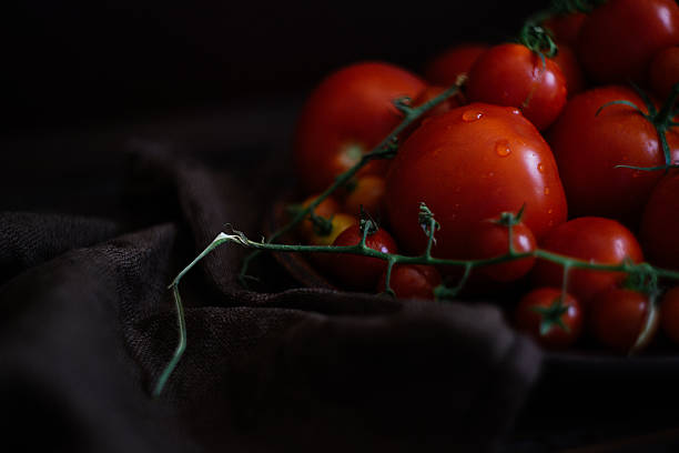 tomates frescos de verano orgánicos de cosecha propia - tomato beefsteak tomato heirloom tomato pink fotografías e imágenes de stock