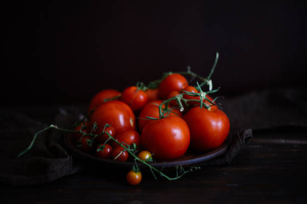 tomates d’été fraîches biologiques d’origine locale - tomato beefsteak tomato heirloom tomato pink photos et images de collection