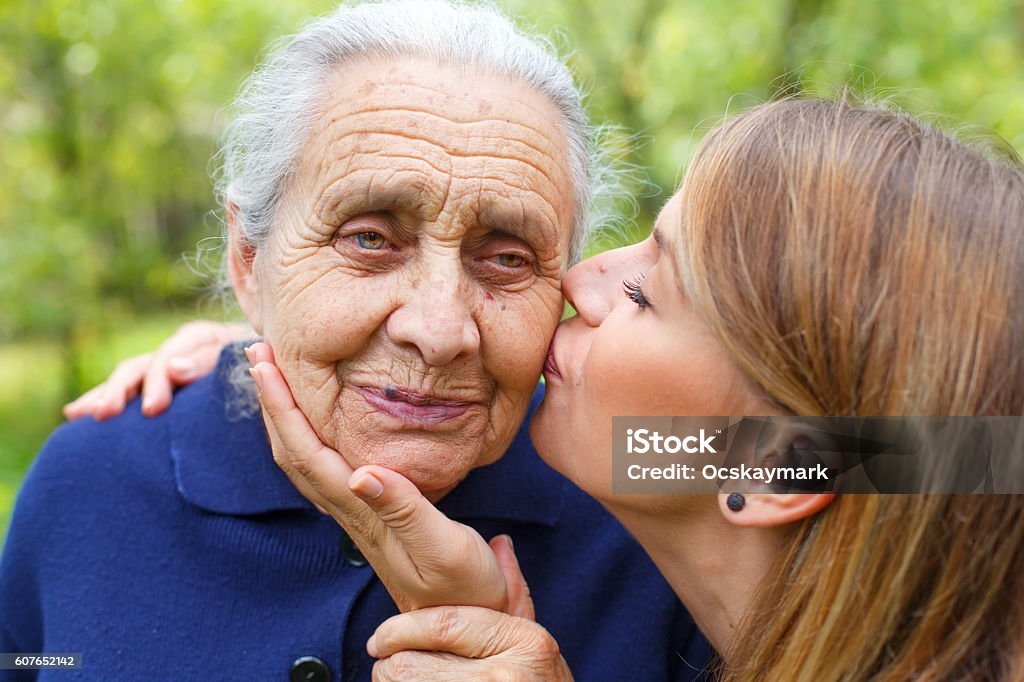 Jeune femme embrassant sa belle grand-mère - Photo de Démence libre de droits
