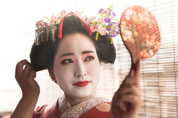japanese geisha looking in the mirror - single flower tranquil scene mirror flower imagens e fotografias de stock