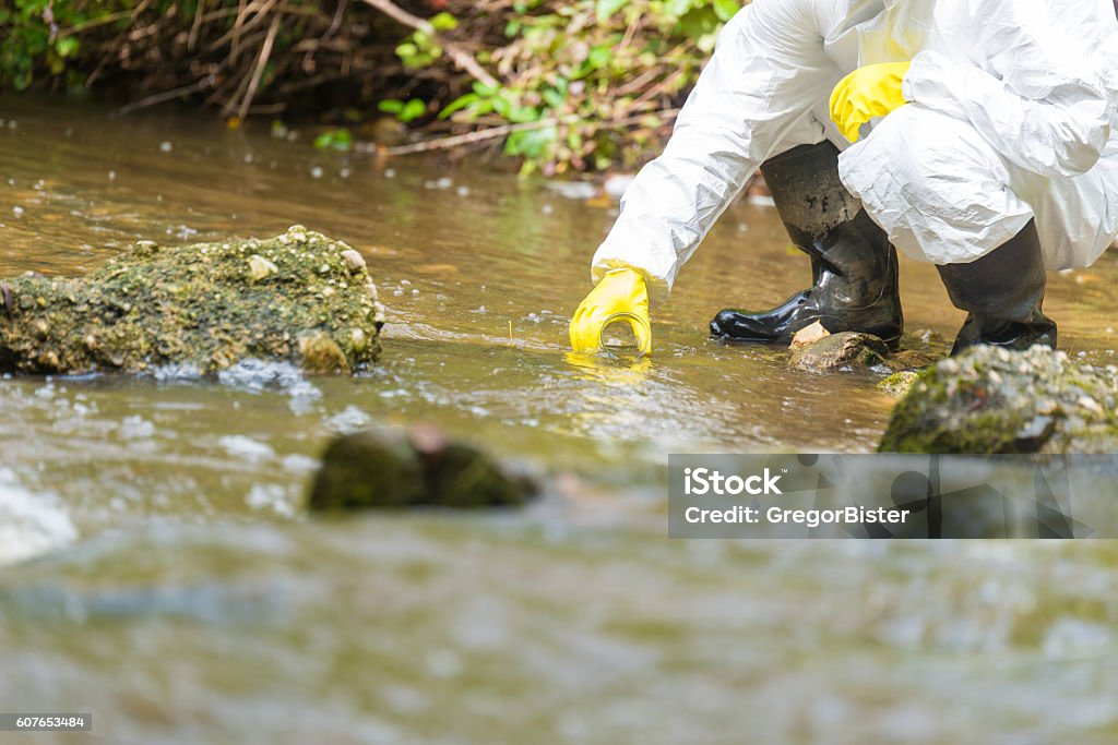 Científico examing tóxico agua - Foto de stock de Agua libre de derechos