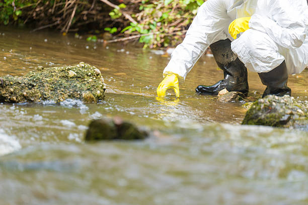 cientista examing tóxico água - toxic substance dirt pollution scientific experiment imagens e fotografias de stock