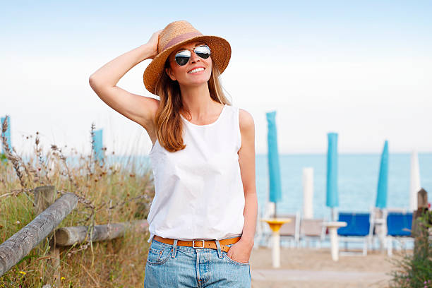 desfrutando de sol  - sunglasses women smiling portrait - fotografias e filmes do acervo