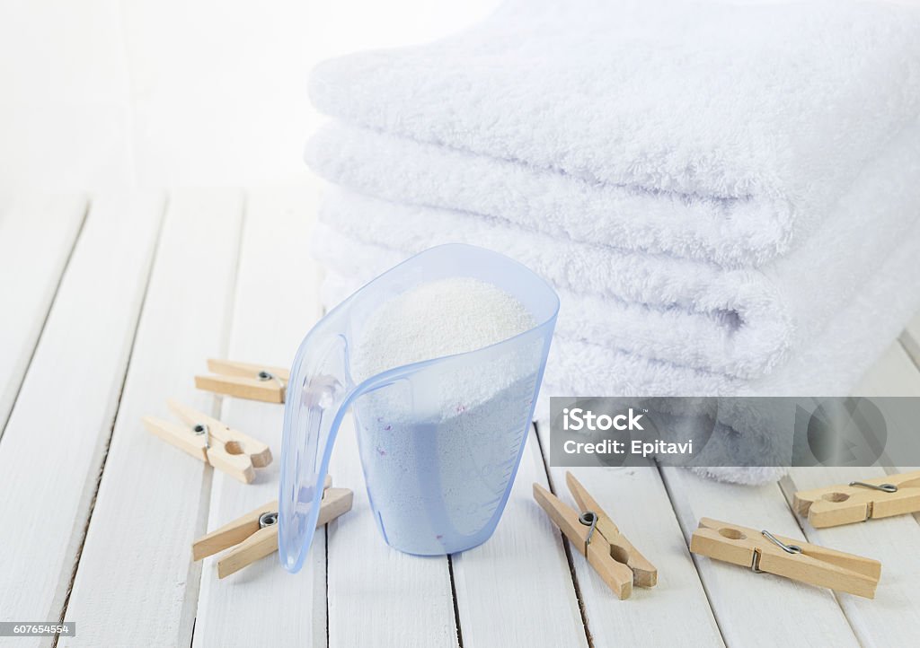 Badetücher, Waschpulver in Messbecher und Holzwäscheklammern - Lizenzfrei Badezimmer Stock-Foto
