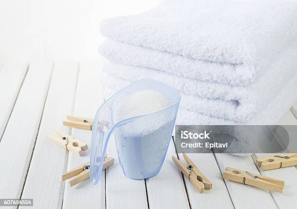 Badetücher Waschpulver In Messbecher Und Holzwäscheklammern Stockfoto und mehr Bilder von Badezimmer