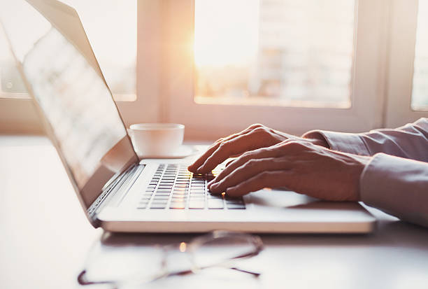 lieu de travail, homme utilisant un ordinateur portable - desk writing business human hand photos et images de collection