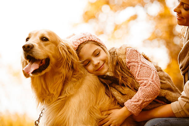 madre e hija con su perro en el parque de otoño - joy golden retriever retriever dog fotografías e imágenes de stock