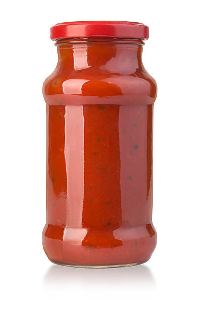 sos pomidorowy słoik na biały - tomato sauce jar zdjęcia i obrazy z banku zdjęć