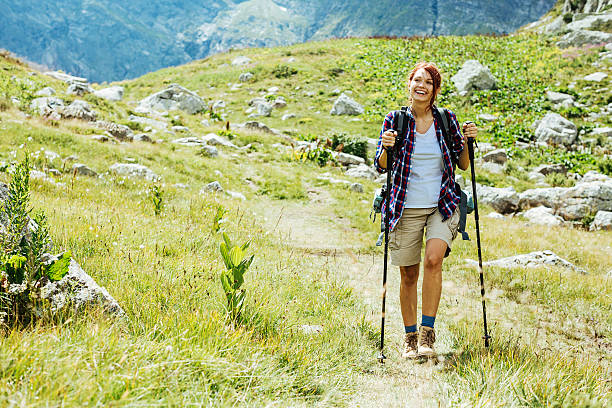 szczęśliwy na górskim szlaku - nordic walking zdjęcia i obrazy z banku zdjęć