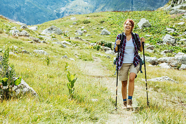 счастливый на горной тропинке - nordic walking hiking mountain walking стоковые фото и изображения