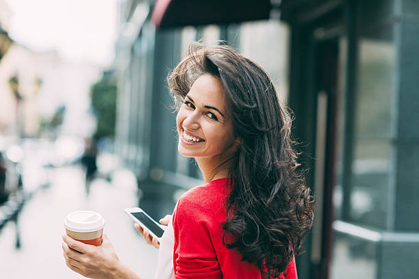 belle femme en regardant par-dessus son épaule - red text messaging cafe teenage girls photos et images de collection