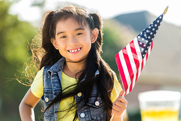 le ragazze filippine carine hanno la bandiera americana - child flag fourth of july little girls foto e immagini stock