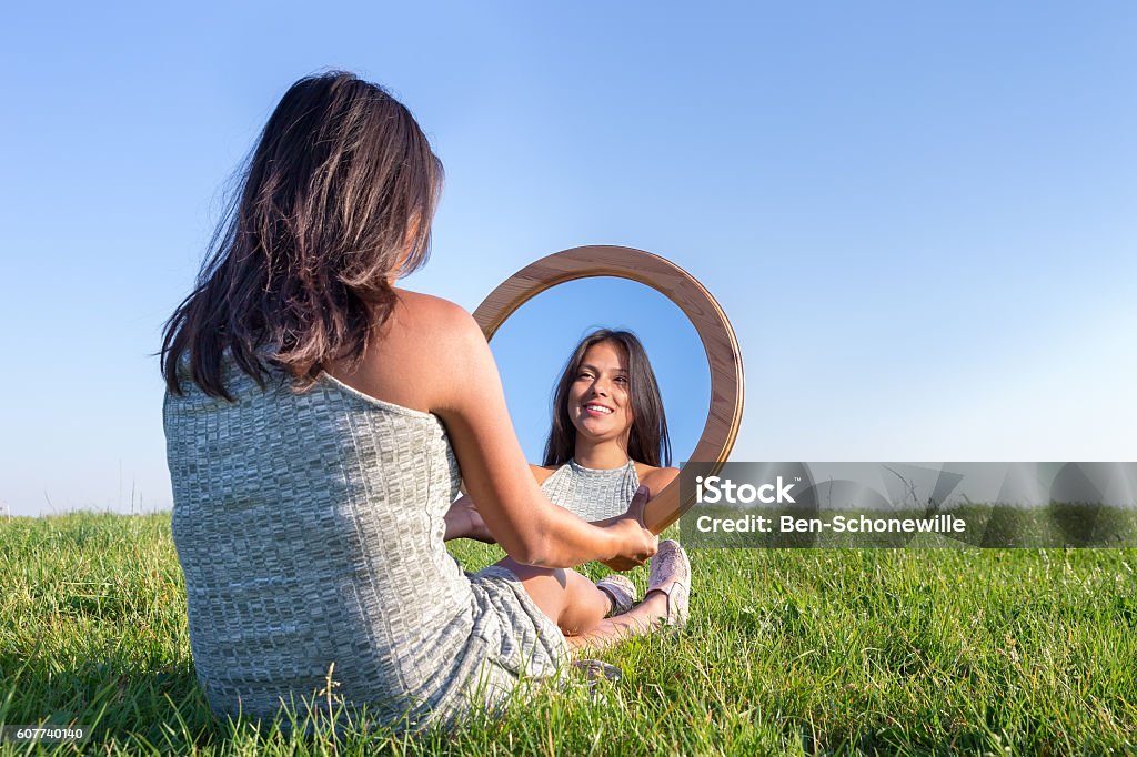 Femme dans la nature regardant son image miroir - Photo de Miroir libre de droits