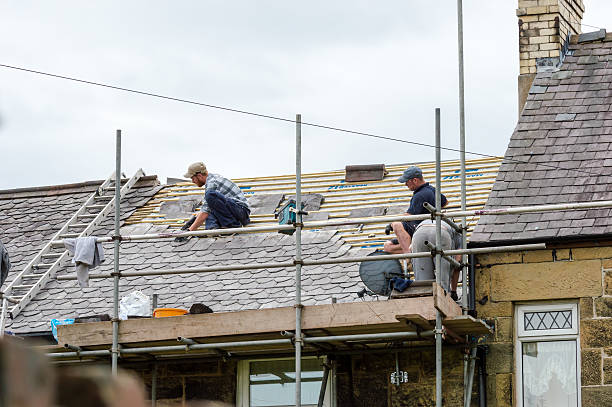 dekoracyjne renowacji dachu łupków w walii. - restoring scaffolding built structure home improvement zdjęcia i obrazy z banku zdjęć