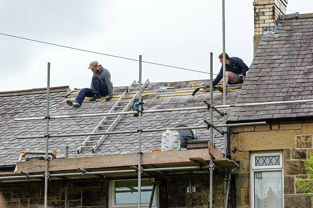 restauration décorative du toit en ardoise au pays de galles. - restoring scaffolding built structure home improvement photos et images de collection