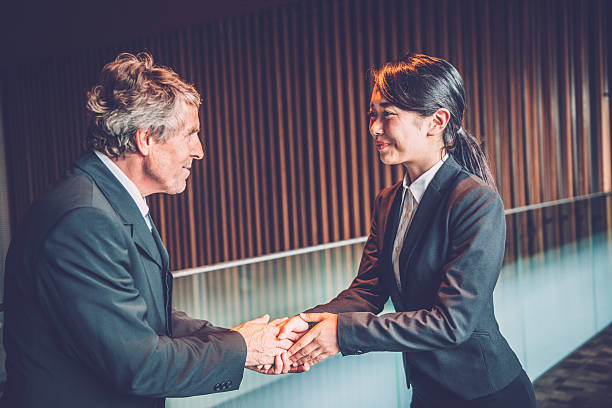 starszy kaukaski biznesmen i japoński przedsiębiorca shaking hands, kioto, japonia - handshake respect japan business zdjęcia i obrazy z banku zdjęć