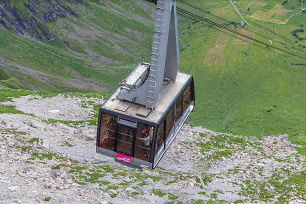 teleférico a schilthorn en la región de jungfrau - interlaken railroad station train rural scene fotografías e imágenes de stock