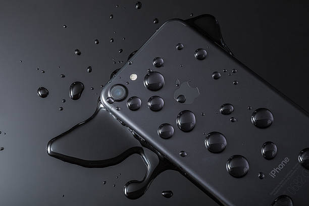 черный iphone 7 водонепроницаемость - wet apple стоковые фото и изображения