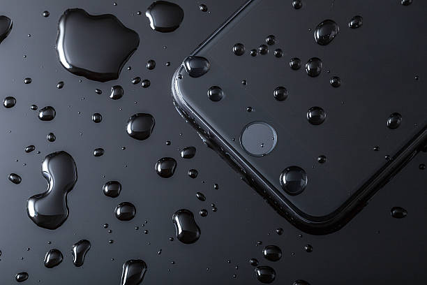 black iphone 7 wet home button - wet apple imagens e fotografias de stock