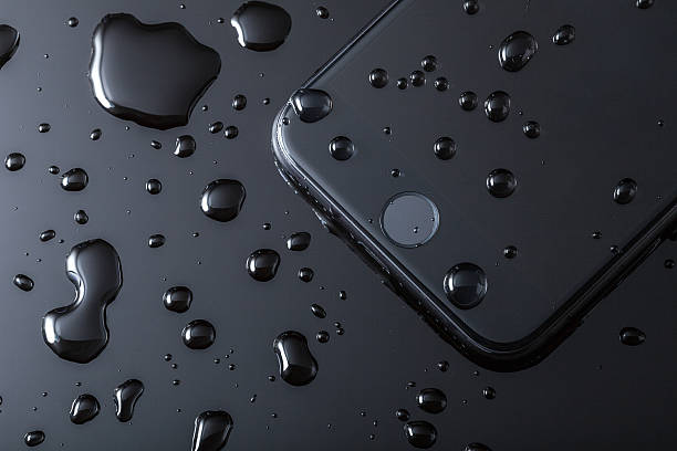 черный iphone 7 влажная домашняя кнопка - wet apple стоковые фото и изображения