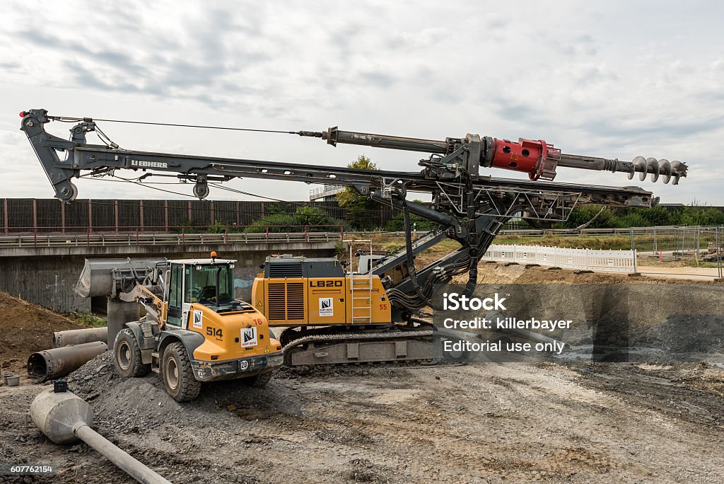 建設現場の大型ロータリードリルと掘削機 なわばり意識のストックフォトや画像を多数ご用意 なわばり意識, オストフィルデルン