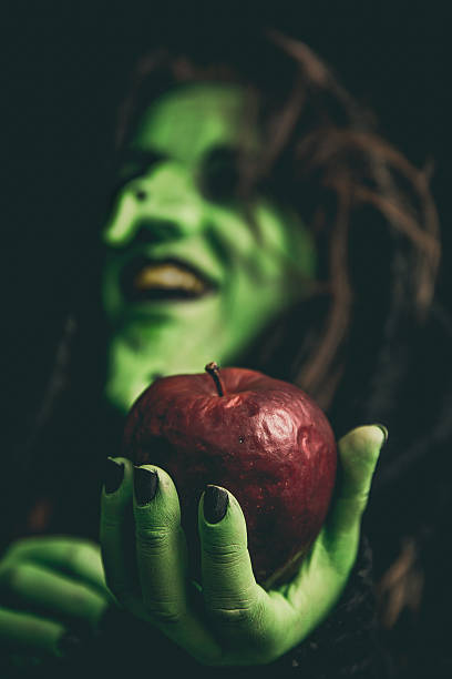 zgniłe jabłko na ręce czarownic - rotting apple fruit rudeness zdjęcia i obrazy z banku zdjęć