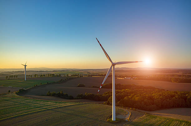 sonnenuntergang über den windmühlen - landscape alternative energy scenics farm stock-fotos und bilder