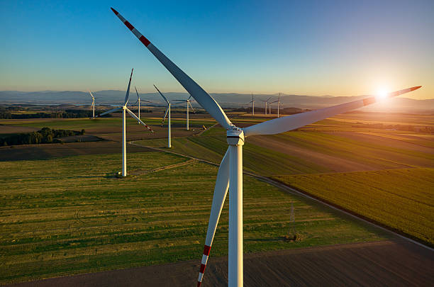 sonnenuntergang über den windmühlen - landscape alternative energy scenics farm stock-fotos und bilder