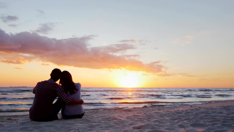 Joven Pareja Romántica Sentada En La Playa Admirando La Atardecer descarga videos de stock gratis y clips de Pareja Joven Pareja Romántica Sentada En La Playa Admirando La Atardecer descarga videos de stock gratis y clips de Pareja