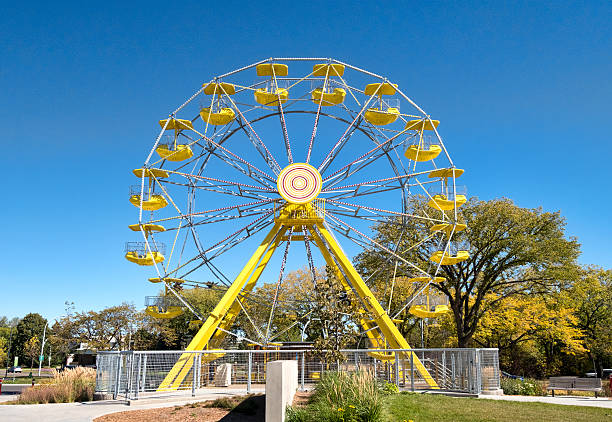 noria amarilla en potashcorp playland en kinsmen park saskatoon - amusment park fotografías e imágenes de stock