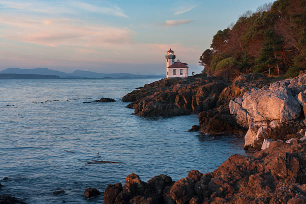 Lime Kiln Point State Park This park is considered one of the best places in the world to view whales from land.This lighthouse is set on the west side of San Juan Island in Washington state. lime kiln lighthouse stock pictures, royalty-free photos & images