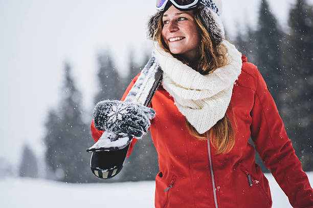 lächelnde skifahrer genießen die winterzeit - ski winter women skiing stock-fotos und bilder