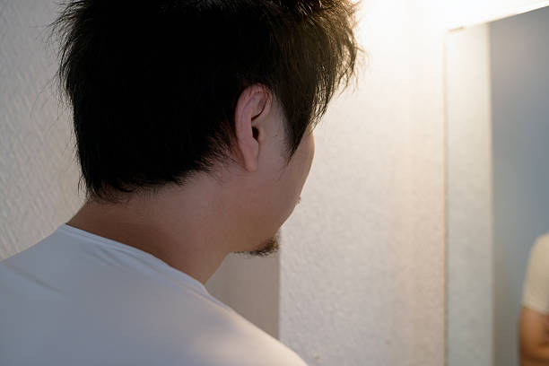 彼の顔を見ている男 - ナルシスト 日本人 ストックフォトと画像