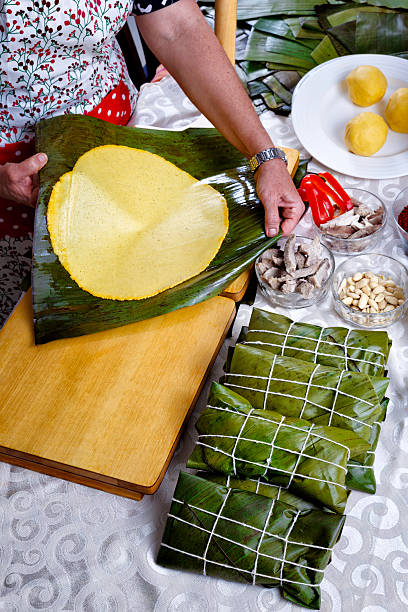 hacer hallacas venezolano alimentaria tradicional de navidad - women open traditional culture human hand fotografías e imágenes de stock