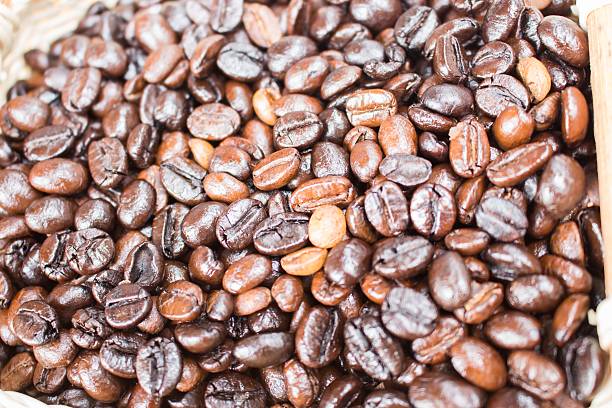 grãos de café torrados - fressness imagens e fotografias de stock