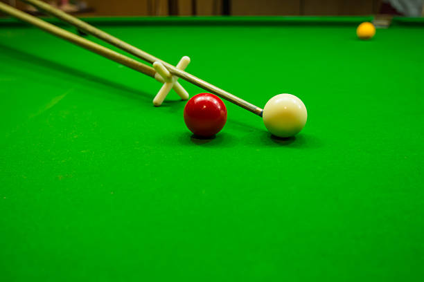 istock Men's hand hold Snooker cue with snooker ball 607891010