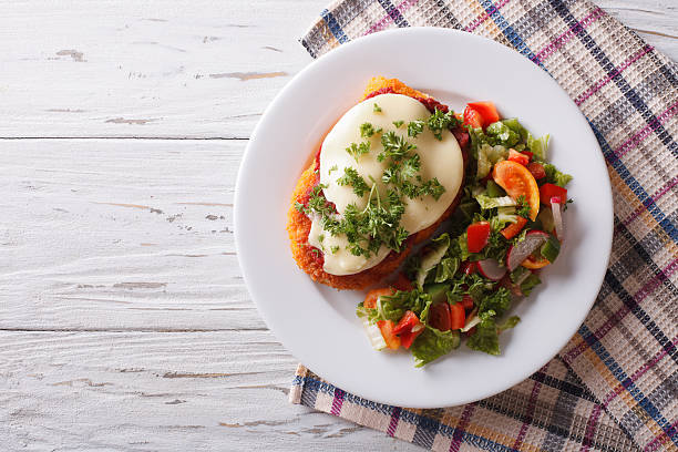 włoski kurczak parmigiana i sałatka. poziomy widok z góry - parmesan cheese chicken veal salad zdjęcia i obrazy z banku zdjęć