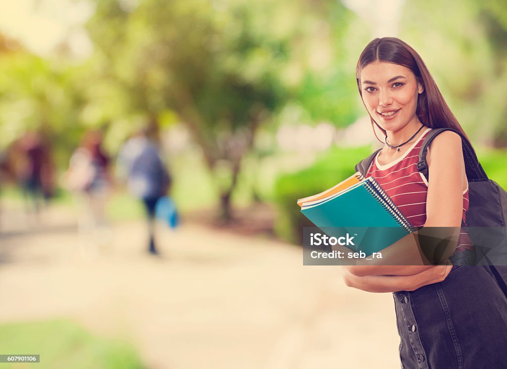 캠퍼스에서 어린 학생 소녀 걷기에 대한 스톡 사진 및 기타 이미지 - 걷기, 교육, 대학교 - iStock