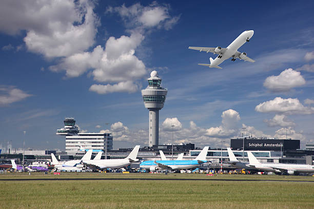 flughafen amsterdam schiphol, niederlande - amsterdam airport stock-fotos und bilder