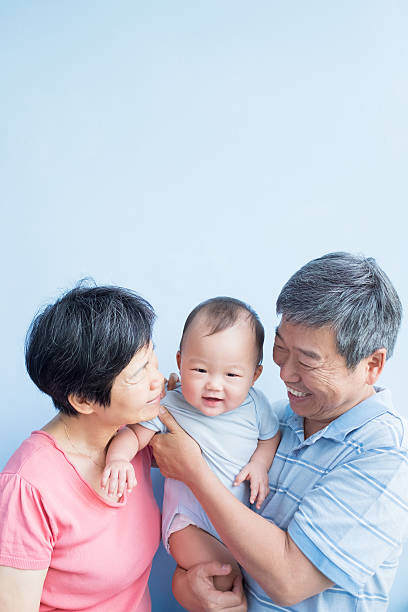 祖父と祖母は孫を抱く - chinese ethnicity men old china ストックフォトと画像