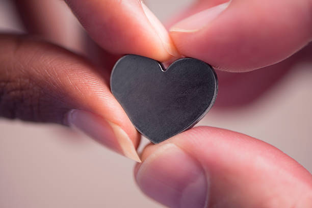 condividi il cuore d'amore con la persona cara. - passion women human hand macro foto e immagini stock