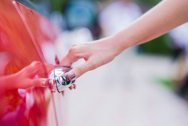 primer plano de una mujer abriendo la puerta de un coche - car car door door handle fotografías e imágenes de stock