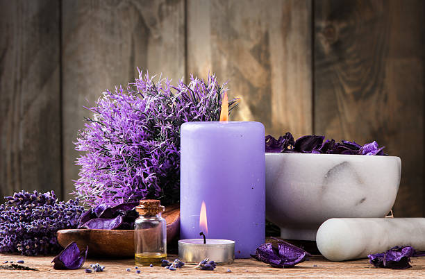 massage au spa - lavender lavender coloured merchandise spa treatment photos et images de collection